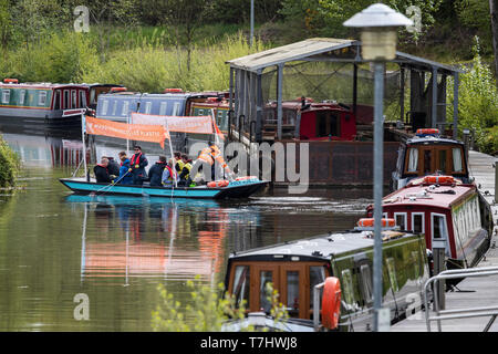 Una plastica barca da pesca creata dalla carità ambientale frastuono e costituito da 99% di plastica riciclata è lanciato sul canale a Falkirk Wheel, prima di viaggiare per la Scozia per aumentare la consapevolezza dell'inquinamento nel paese della acque. Foto Stock