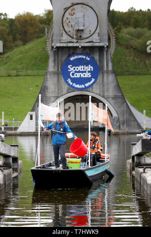 Una plastica barca da pesca creata dalla carità ambientale frastuono e costituito da 99% di plastica riciclata è lanciato sul canale a Falkirk Wheel, prima di viaggiare per la Scozia per aumentare la consapevolezza dell'inquinamento nel paese della acque. Foto Stock