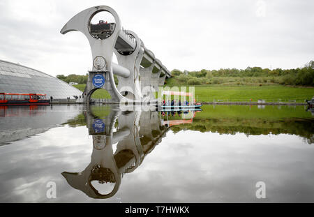 Una plastica barca da pesca creata dalla carità ambientale frastuono e costituito da 99% di plastica riciclata è lanciato sul canale a Falkirk Wheel, prima di viaggiare per la Scozia per aumentare la consapevolezza dell'inquinamento nel paese della acque. Foto Stock