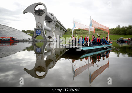 Una plastica barca da pesca creata dalla carità ambientale frastuono e costituito da 99% di plastica riciclata è lanciato sul canale a Falkirk Wheel, prima di viaggiare per la Scozia per aumentare la consapevolezza dell'inquinamento nel paese della acque. Foto Stock