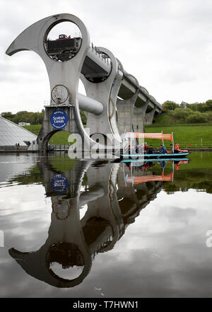 Una plastica barca da pesca creata dalla carità ambientale frastuono e costituito da 99% di plastica riciclata è lanciato sul canale a Falkirk Wheel, prima di viaggiare per la Scozia per aumentare la consapevolezza dell'inquinamento nel paese della acque. Foto Stock