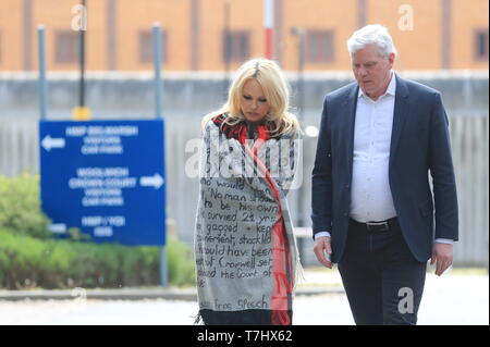 Noi actress Pamela Anderson lascia il carcere di Belmarsh nel sud-est di Londra, accompagnato da editor di WikiLeaks Kristinn Hrafnsson dopo che lei ha visitato WikiLeaks fondatore Julian Assange. Foto Stock