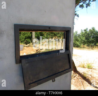 Photohide per piccoli uccelli in Spagna, con one-way di vetro. Foto Stock