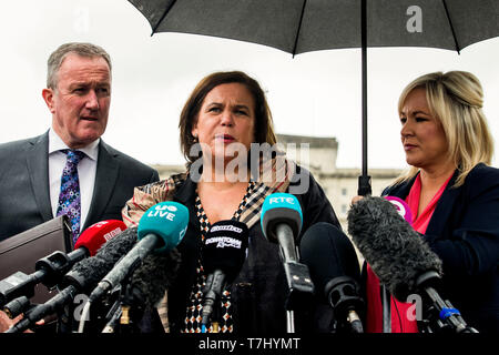 Sinn Fein il leader del partito Mary-Lou McDonald (centro), con colleghi di partito Conor Murphy (sinistra) e vice leader Michelle O'Neill (destra) offre una breve dichiarazione ai media prima di colloqui a Stormont House a Belfast, Irlanda, nell'ultimo round per ripristinare la struttura Stormont governo. Foto Stock