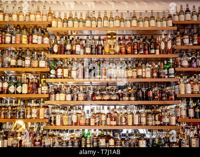 Bottiglie di whisky di malto, Glenesk Hotel, Edzell. Angus, Scozia. Foto Stock