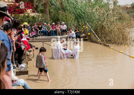 Qasr al Yahud,Israele,26-Marzo-2019:persone ricevono il battesimo dove Gesù fu battezzato da Giovanni Battista nel fiume Giordano Foto Stock