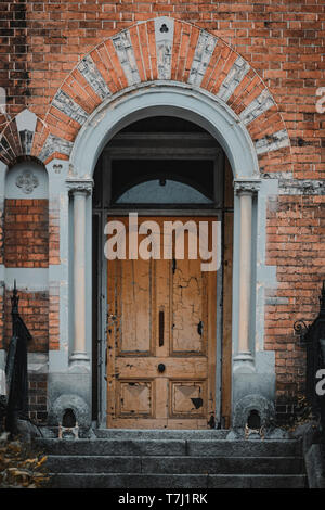 Porte colorate sulla casa vittoriana a Dublino, in Irlanda, nel 2019. Foto Stock