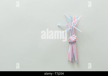 L'inquinamento il riciclaggio di materie plastiche e di eliminazione di rifiuti di paglia ristorante concetto ambientale Foto Stock