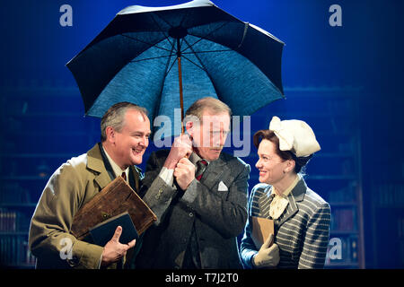 Da sinistra a destra: Hugh Bonneville come C.S. Lewis, Andrew Havill come Warnie, Liz bianco come gioia Gresham in Shadowlands da William Nicholson, Chichester Theatre. Foto Stock