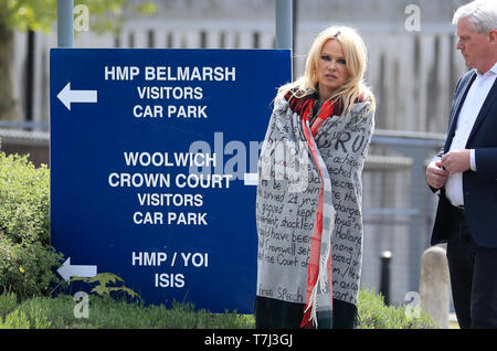 Noi actress Pamela Anderson lascia il carcere di Belmarsh nel sud-est di Londra, accompagnato da editor di WikiLeaks Kristinn Hrafnsson dopo che lei ha visitato WikiLeaks fondatore Julian Assange. Foto Stock