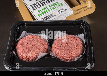 Al di là di impianto di trasformazione della carne in base burger pacchetto di due polpette Foto Stock