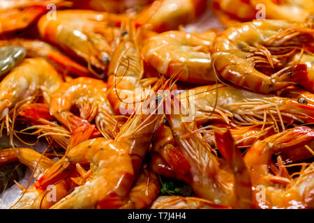 Primo piano dei freschi scampi di grandi dimensioni sul mercato Foto Stock