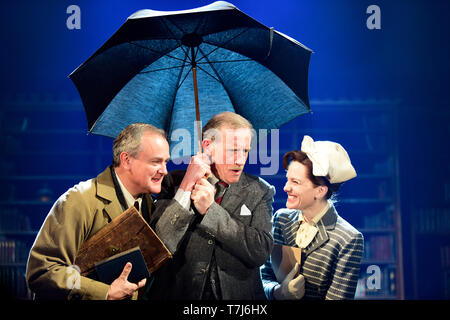 Da sinistra a destra: Hugh Bonneville come C.S. Lewis, Andrew Havill come Warnie, Liz bianco come gioia Gresham in Shadowlands da William Nicholson, Chichester Theatre. Foto Stock