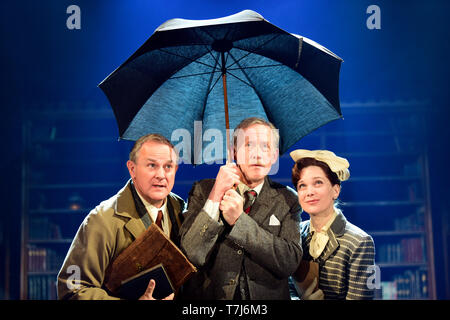 Da sinistra a destra: Hugh Bonneville come C.S. Lewis, Andrew Havill come Warnie, Liz bianco come gioia Gresham in Shadowlands da William Nicholson, Chichester Theatre. Foto Stock