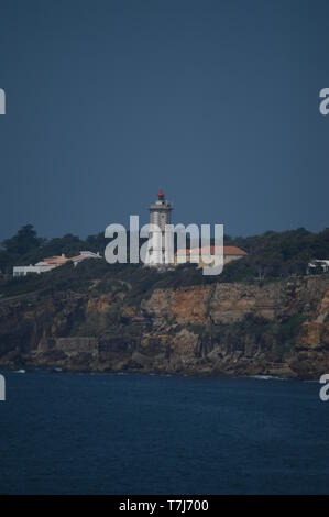 Viste del faro di guida dalla bocca dell'inferno in Cascais. Fotografia di Street, Natura, architettura, storia. Aprile 15, 2014. Cascais, Lisbona, Foto Stock