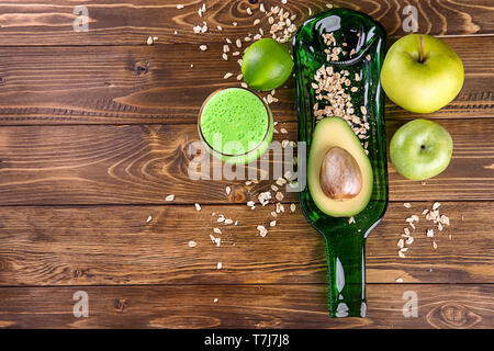 Composizione con gustoso frullato di avocado sul tavolo di legno Foto Stock