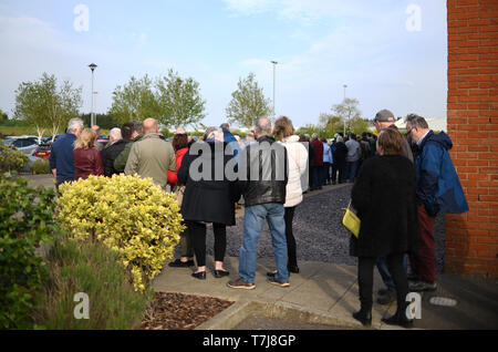 Parte fedele di arrivare ad un partito Brexit rally in Peterborough porta del re Conference Center come parte del loro Parlamento europeo campagna elettorale. Foto Stock