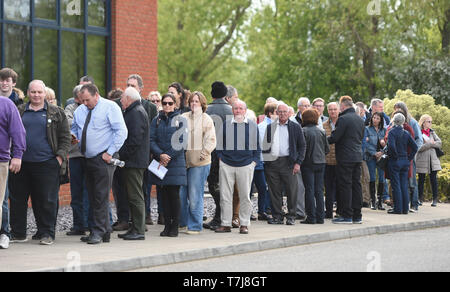 Parte fedele di arrivare ad un partito Brexit rally in Peterborough porta del re Conference Center come parte del loro Parlamento europeo campagna elettorale. Foto Stock