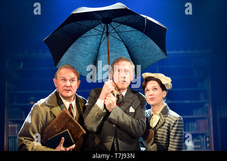 Da sinistra a destra: Hugh Bonneville come C.S. Lewis, Andrew Havill come Warnie, Liz bianco come gioia Gresham in Shadowlands da William Nicholson, Chichester Theatre. Foto Stock