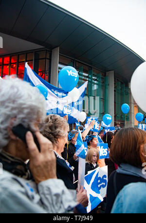 Persone a Scottish indipendenza protesta Rally, Perth, Scozia, Regno Unito, Foto Stock