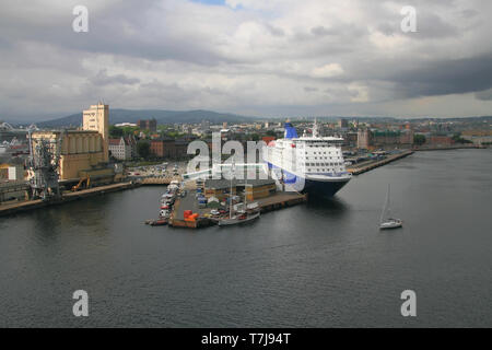 Oslo, Norvegia - Giu 15, 2012: Acqua area del porto e di passeggeri e di traghetto merci Foto Stock