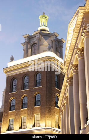 Appartamenti moderni e lussuosi, spalliere progettato nel nuovo stile classico. La torre del nuovo Royal Pavilion di regina madre Square, Poundbury, Dorset, Regno Unito. Foto Stock