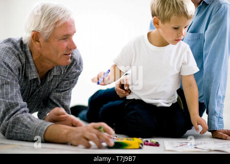 Disegno dei bimbi e giocare con i suoi nonni. Foto Stock