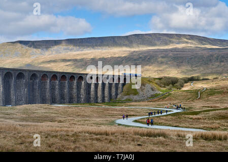 Treno locale su il Settle & Carlisle Railway, Ribblehead, North Yorkshire, nell'Inghilterra del Nord, Regno Unito Foto Stock