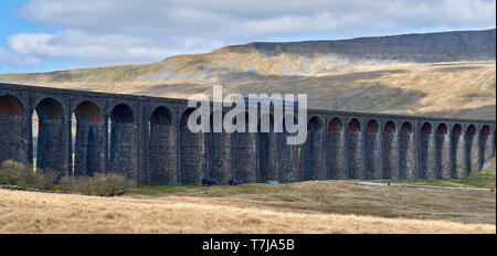 Treno locale su il Settle & Carlisle Railway, Ribblehead, North Yorkshire, nell'Inghilterra del Nord, Regno Unito Foto Stock