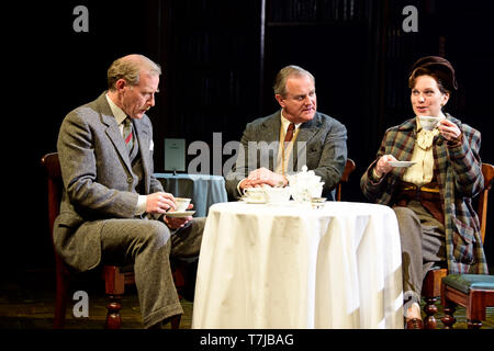 Da sinistra a destra: Andrew Havill come Warnie, Hugh Bonneville come C.S. Lewis & Liz bianco come gioia Gresham in Shadowlands da William Nicholson a Chichester Fes Foto Stock