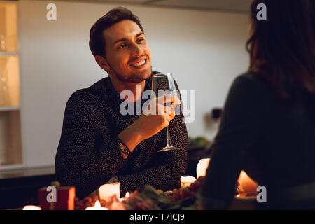 Bella coppia appassionata avente una romantica cena a lume di candela a casa Foto Stock