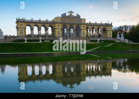 Gloriette Schönbrunn, vista al crepuscolo dell'edificio Gloriette e lago situato su una collina sopra i giardini del castello Schönbrunn a Vienna, Austria. Foto Stock