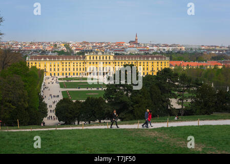 Palazzo di Schonbrunn, vista dalla Gloriette Hill del parterre e giardino esterno barocco di Schloss Schönbrunn Palace di Vienna in Austria. Foto Stock