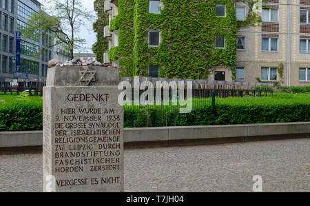 Memoriale dell Olocausto di Lipsia, in Germania. Il memoriale della grande sinagoga. 140 sedie in bronzo sono posizionati dove la sinagoga sorgeva l. Foto Stock