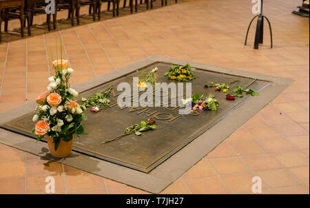 La tomba del famoso compositore tedesco Johann Sebastian Bach nella chiesa di San Tommaso (Thomaskirche) di Lipsia, in Germania. Foto Stock