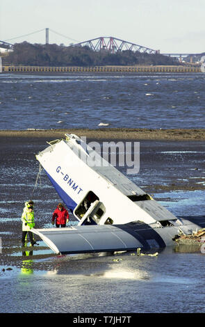 Gli investigatori di guardare il relitto della Loganair corto 360 aerei che si è schiantato nel Firth of Forth la scorsa notte dopo il decollo dall'aeroporto di Edimburgo, come la marea receeds questa mattina ( Mercoledì 28/2/01 ). Foto Stock