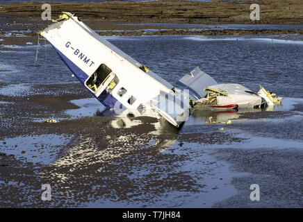 Gli investigatori di guardare il relitto della Loganair corto 360 aerei che si è schiantato nel Firth of Forth la scorsa notte dopo il decollo dall'aeroporto di Edimburgo, come la marea receeds questa mattina ( Mercoledì 28/2/01 ). Foto Stock