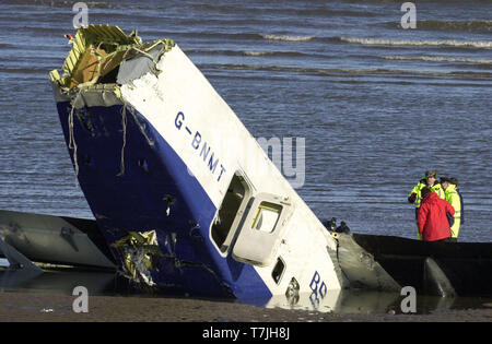 Gli investigatori di guardare il relitto della Loganair corto 360 aerei che si è schiantato nel Firth of Forth la scorsa notte dopo il decollo dall'aeroporto di Edimburgo, come la marea receeds questa mattina ( Mercoledì 28/2/01 ). Foto Stock