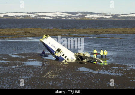 Gli investigatori di guardare il relitto della Loganair corto 360 aerei che si è schiantato nel Firth of Forth la scorsa notte dopo il decollo dall'aeroporto di Edimburgo, come la marea receeds questa mattina ( Mercoledì 28/2/01 ). Foto Stock