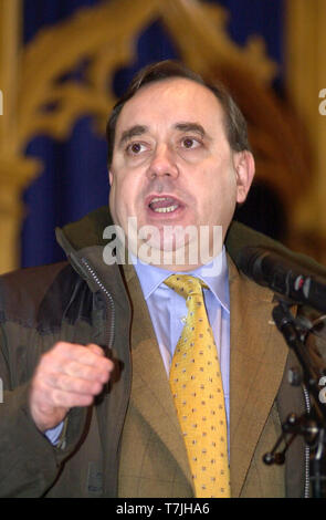 La Scottish Fishermans Rally e di protesta al di fuori del Parlamento scozzese oggi ( Giovedì 1/3/01 ). Alex Salmond MP risolve il fishermans Rally. Foto Stock