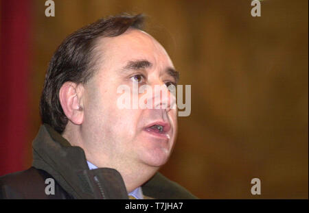 La Scottish Fishermans Rally e di protesta al di fuori del Parlamento scozzese oggi ( Giovedì 1/3/01 ). Alex Salmond MP risolve il fishermans Rally. Foto Stock