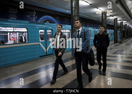 Giovani uomini uzbeki passeggiate all'Kosmonavtlar alla metropolitana stazione costruita in epoca sovietica nella capitale Tashkent di Uzbekistan Foto Stock