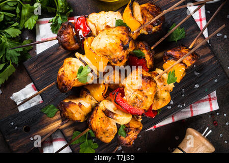 Grigliate di carne di pollo sul tagliere di legno. Foto Stock