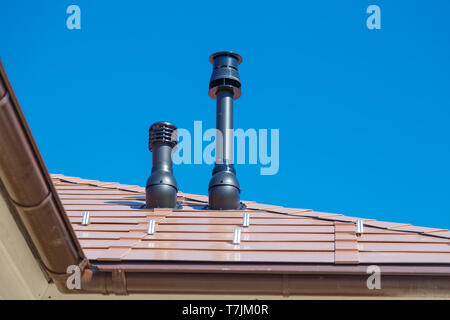 Il tubo di scarico sul privato sul tetto della casa Foto Stock