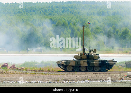 Nizhniy Tagil, Russia - 12 luglio. 2008: T80 serbatoio con attrezzature per accelerare di attraversamento dell'acqua. Bracci di Russia Expo Exhibition Foto Stock