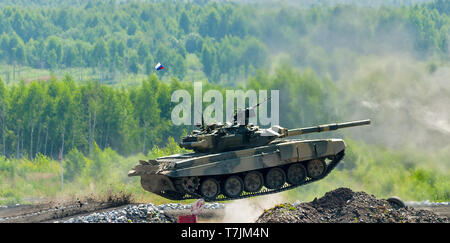 Nizhniy Tagil, Russia - 12 luglio. 2008: riprese di serbatoio T-80 passa attraverso la fossa. Visualizzazione delle opportunità di combattimento delle armi e delle attrezzature militari della LAN Foto Stock