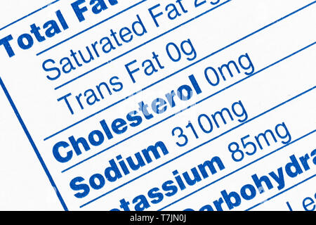 Macro close up dettaglio del cibo standard fatti di nutrizione casella di informazioni. Con focus su Trans grassi, colesterolo e informazioni di sodio. Foto Stock