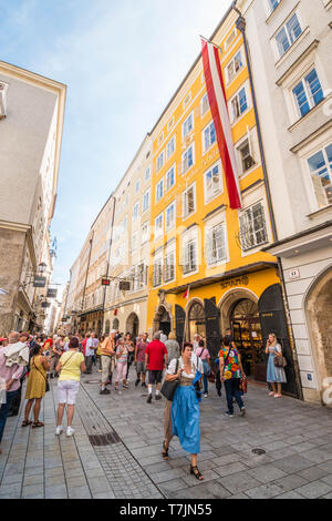 Salisburgo, Austria - 11 Settembre 2018: turisti si sono riuniti di fronte di Wolfgang Amadeus Mozart casa in Getreidegasse 9 sulla trafficata strada Foto Stock