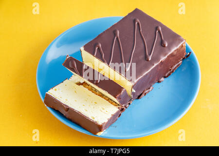 Torta al cioccolato su sfondo colorato Foto Stock