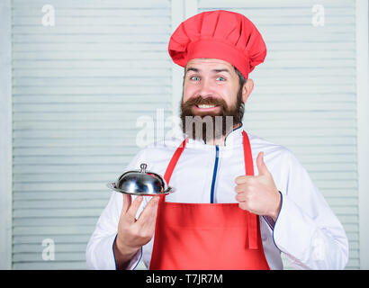 Servire il cibo. Cucina culinaria. l uomo detiene cucina vassoio piatto in un ristorante. Cibo sano per la cottura. Coppia hipster con la barba. Dieta alimenti biologici. Felice l'uomo barbuto. chef ricetta. Raccomando questo. Foto Stock